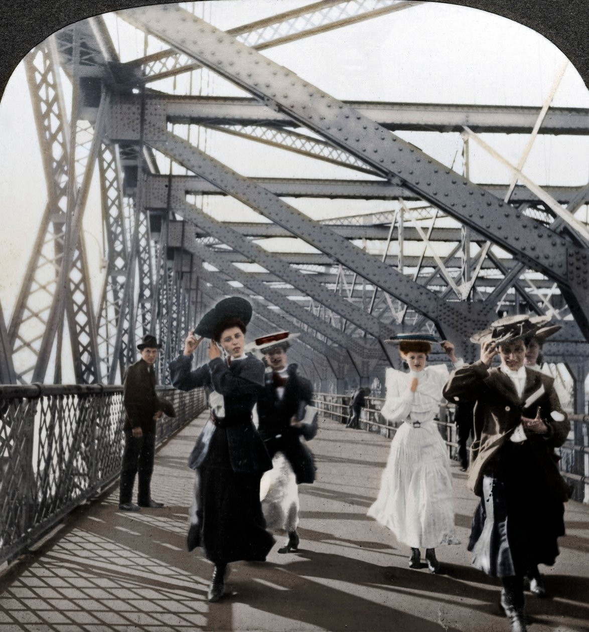 La passeggiata, Williamsburg Bridge, New York, USA, c1900 da Excelsior Stereoscopic Tours