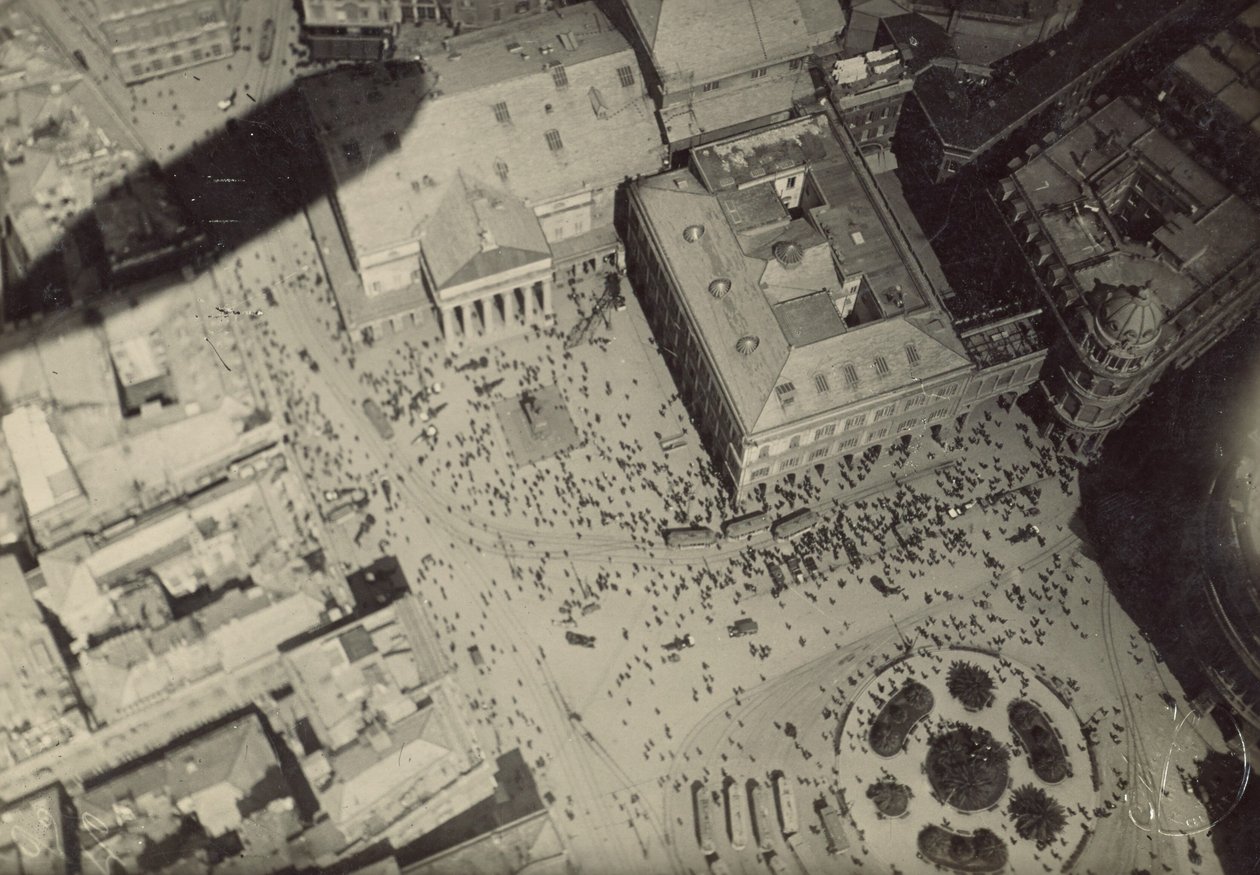 [Paesaggio urbano con ombra di dirigibile] da Fedele Azari