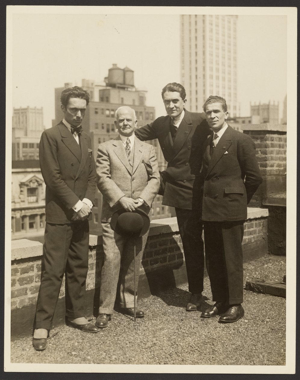 [Ritratto di gruppo di F. Vecchi, Dr. Brinton, F. Azari e O.L. Foletti]. da Fedele Azari