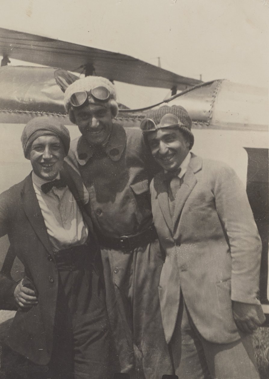 [Ritratto di tre uomini che sorridono davanti a un aereo] da Fedele Azari