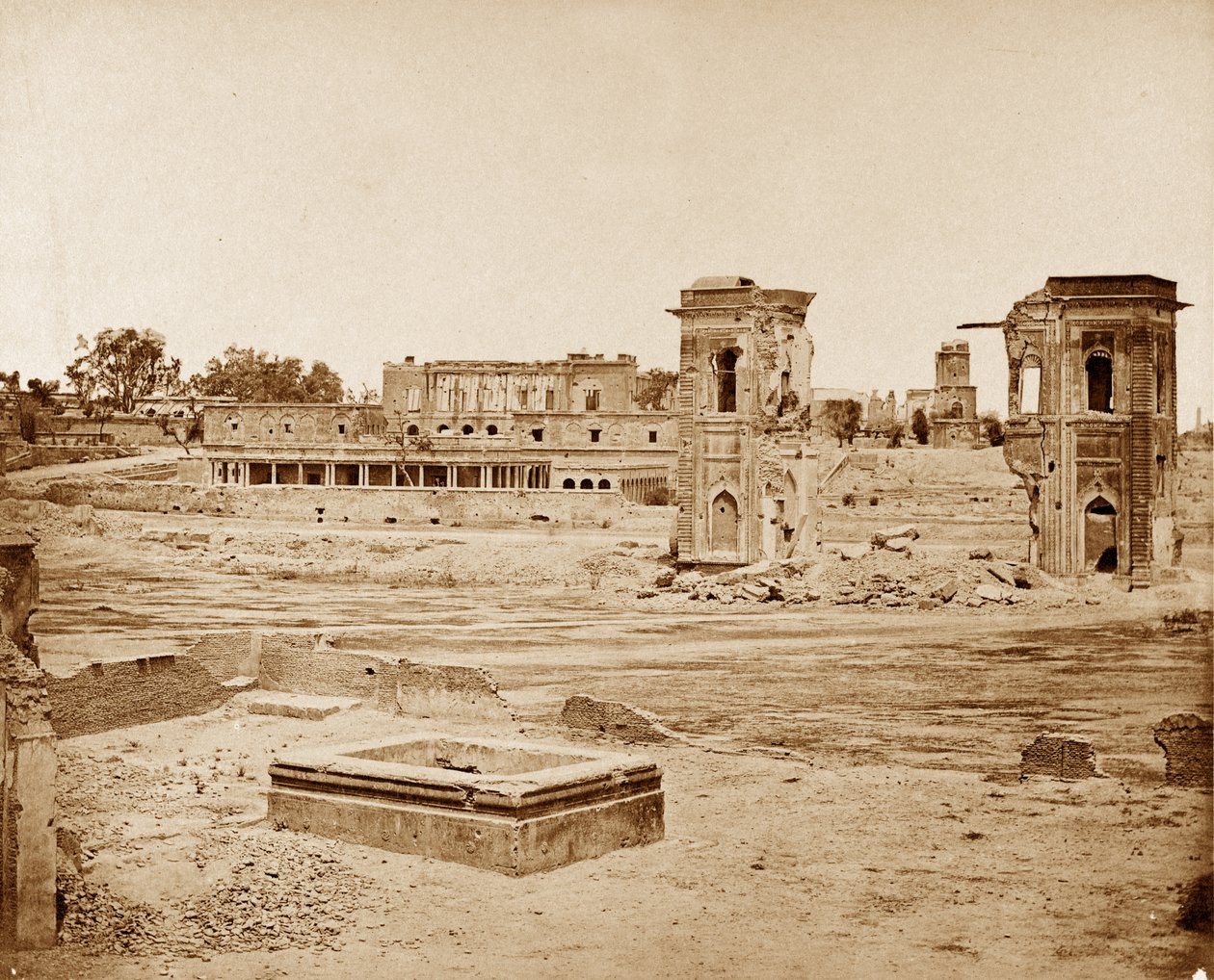 Veduta generale della Residenza, Lucknow da Felice Beato