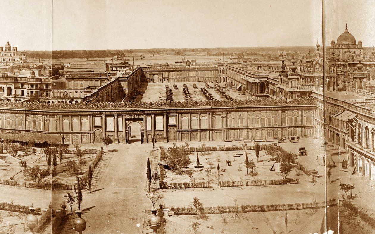 Veduta panoramica dei cortili della Residenza, Lucknow da Felice Beato