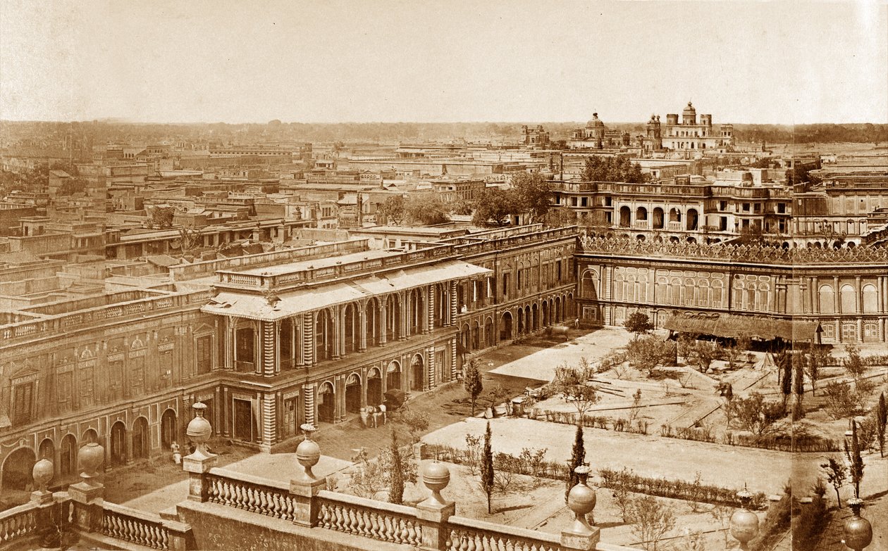 Veduta panoramica dei cortili della Residenza, Lucknow da Felice Beato