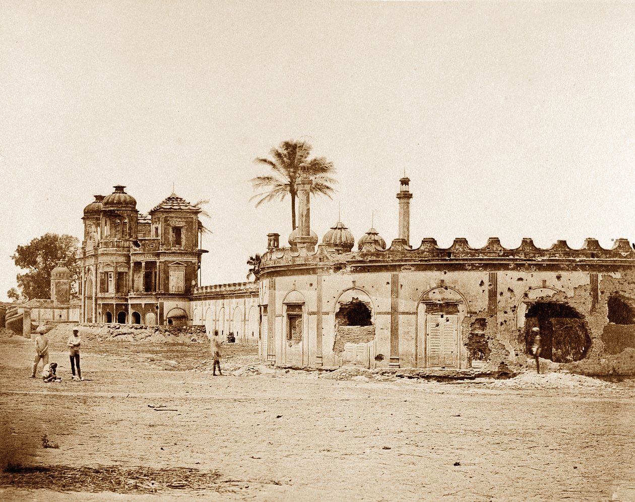 Il Secundra Bagh che mostra la breccia del portale, Lucknow da Felice Beato