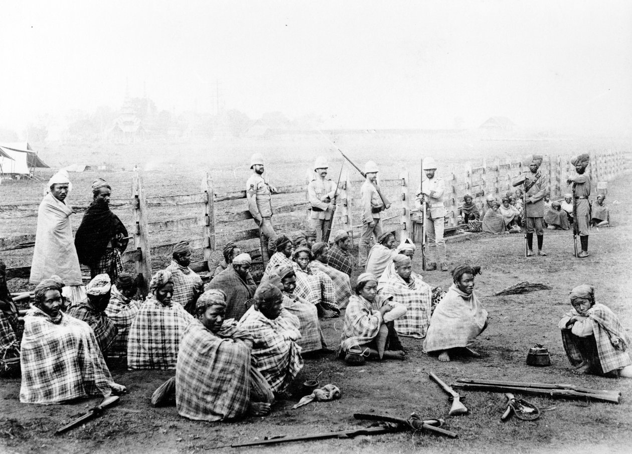 Le truppe del Wuntho Sawbwa che consegnano le armi alle autorità britanniche a Wuntho, 1891 da Felice Beato
