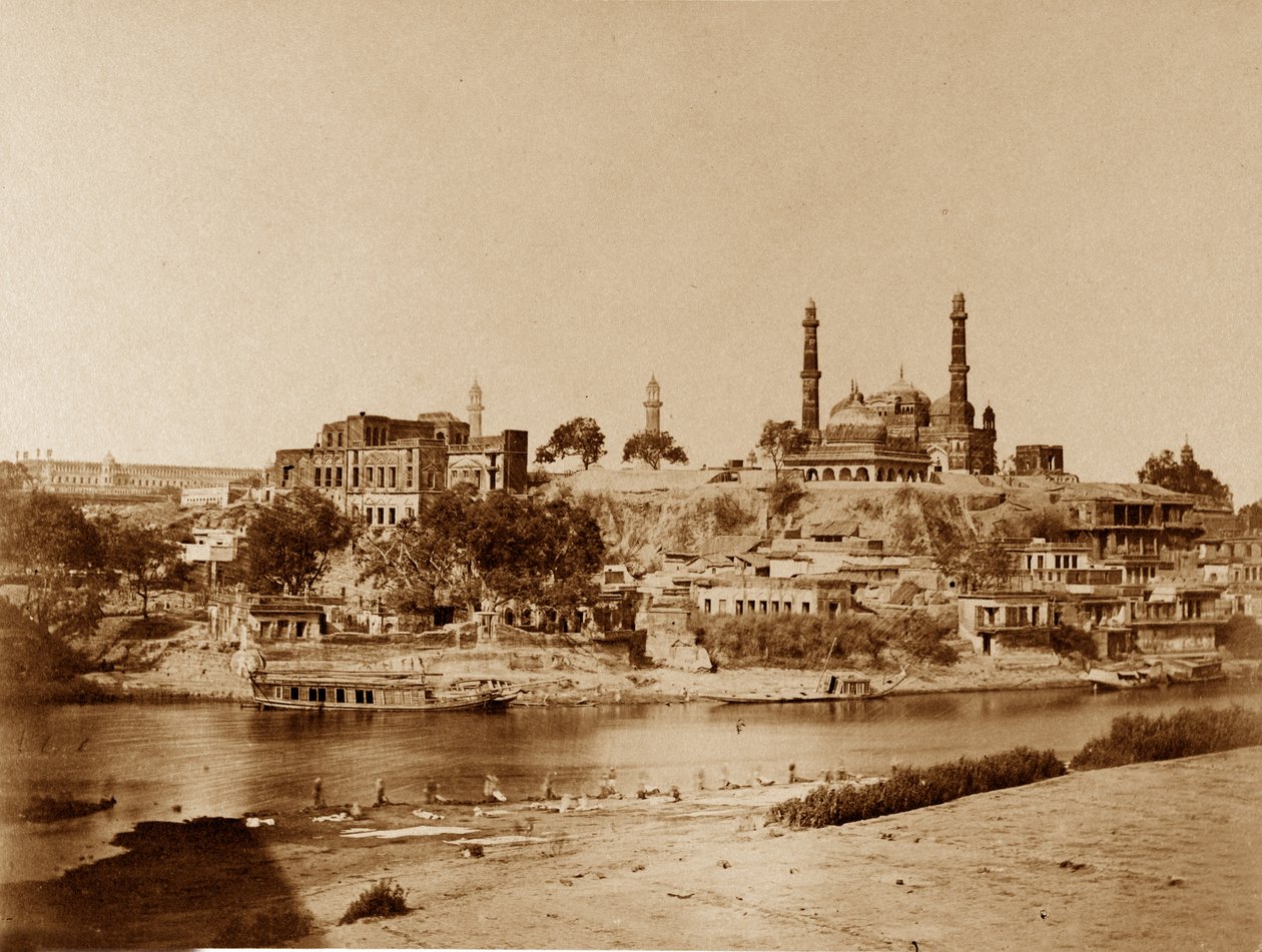 Vista della nuova batteria presa dal ponte di pietra, Lucknow da Felice Beato