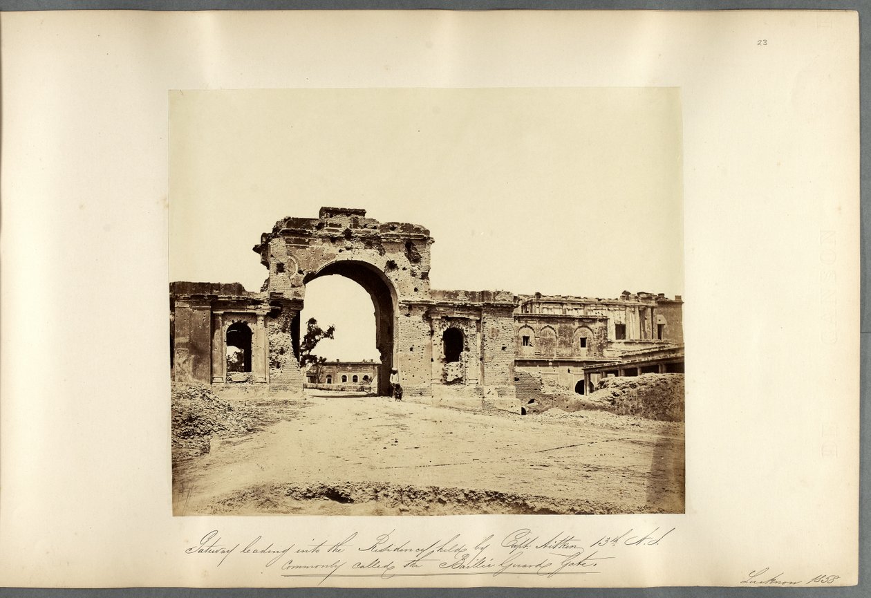 Porta che conduce alla Residenza, Lucknow da Felice Beato