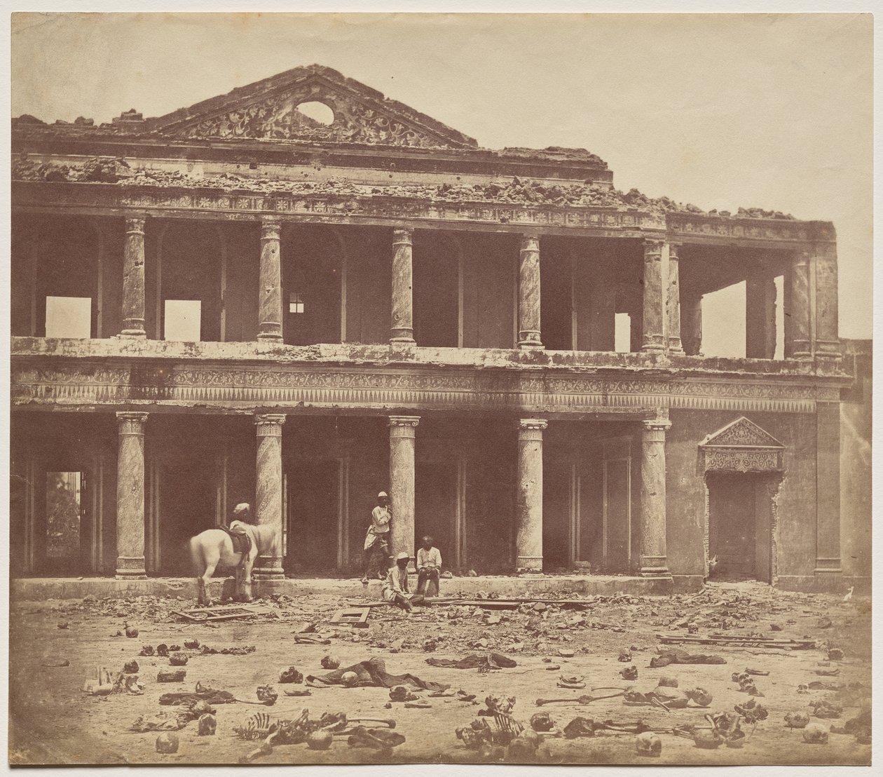 Interno del Secundra Bagh dopo il massacro di 2.000 ribelli da parte del 93° Highlanders e del 4° Reggimento Punjab da Felice A. Beato