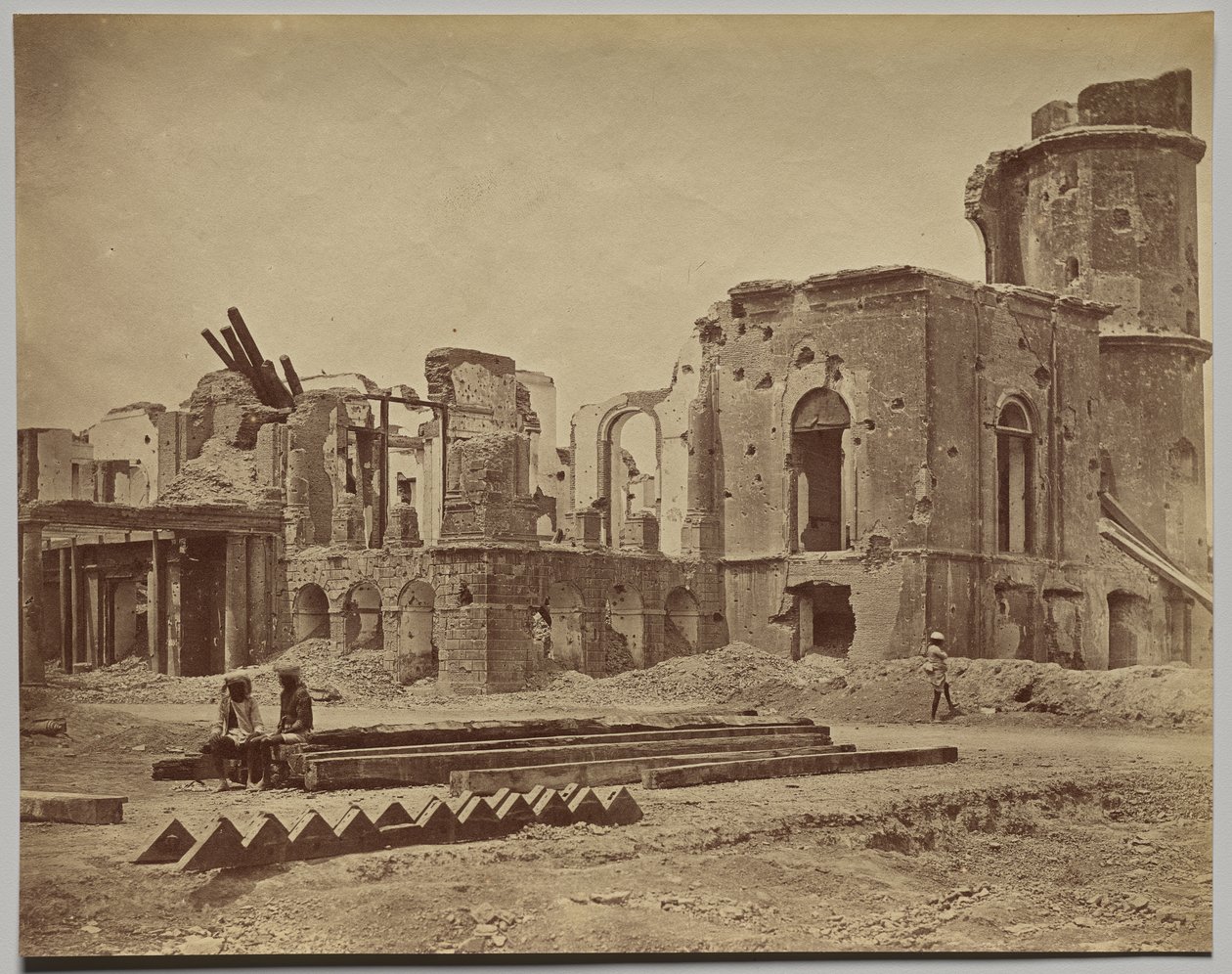 La residenza vista dal fronte, mostrando la stanza in cui fu ucciso Sir Henry Lawrence da Felice A. Beato