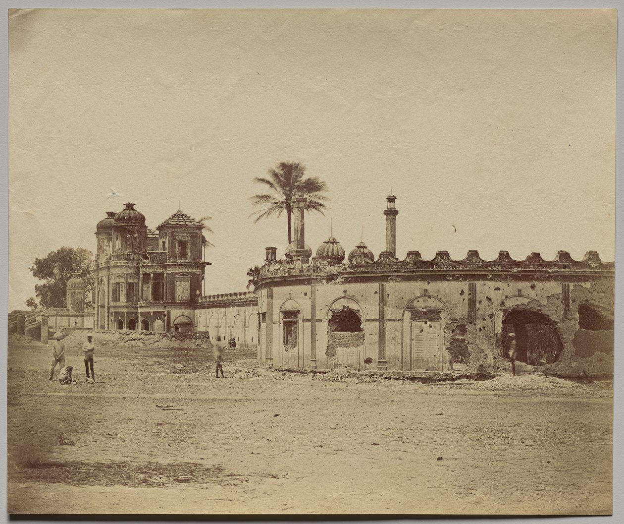 Il Secundra Bagh, mostrando la breccia e la porta da Felice A. Beato