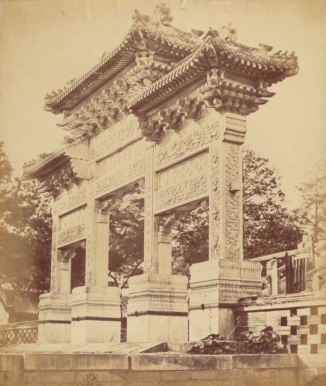 Arco nel Tempio Lama vicino a Pechino, ottobre 1860 da Felice Beato