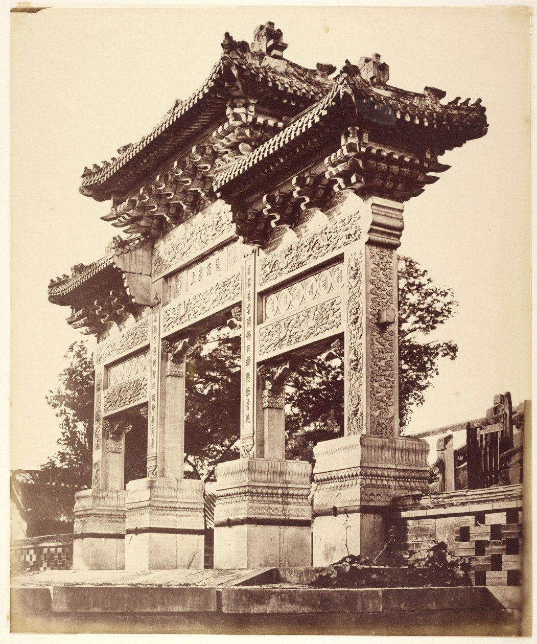 Arco nel tempio dei Lama vicino a Pekin, ottobre 1860 da Felice Beato