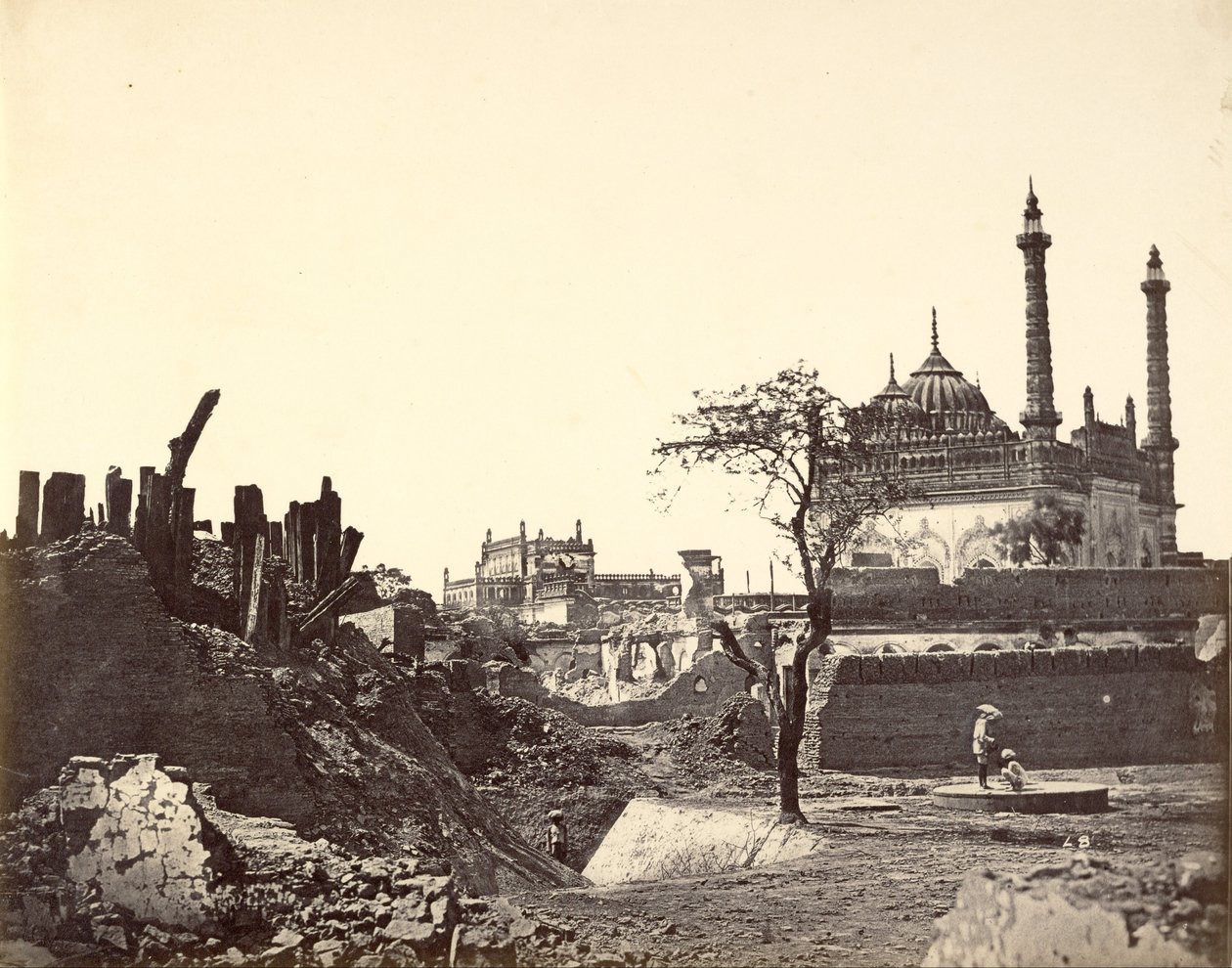Batteria vicino al Begum Kotie. Secondo Attacco di Sir Colin Campbell nel marzo 1858 da Felice Beato