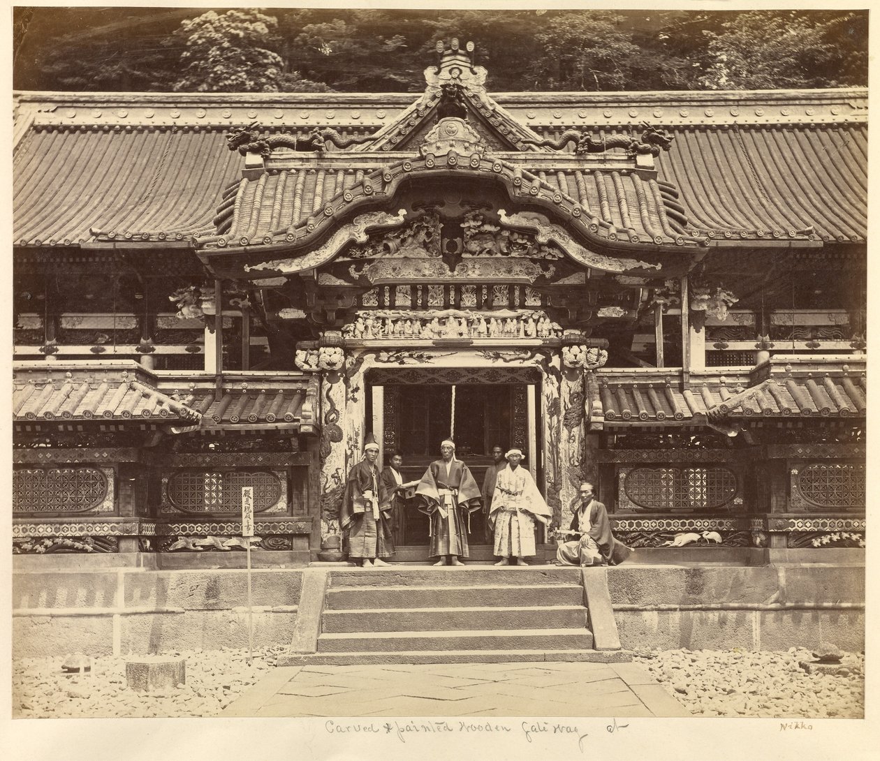 Portale intagliato e dipinto a Nikko da Felice Beato