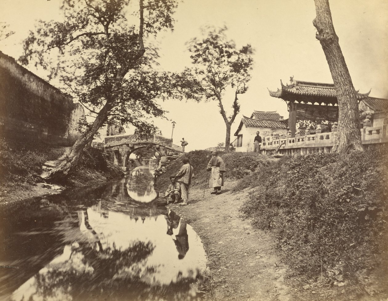 [Veduta cinese di un fiume e di un ponte in un villaggio con diversi cinesi]. da Felice Beato