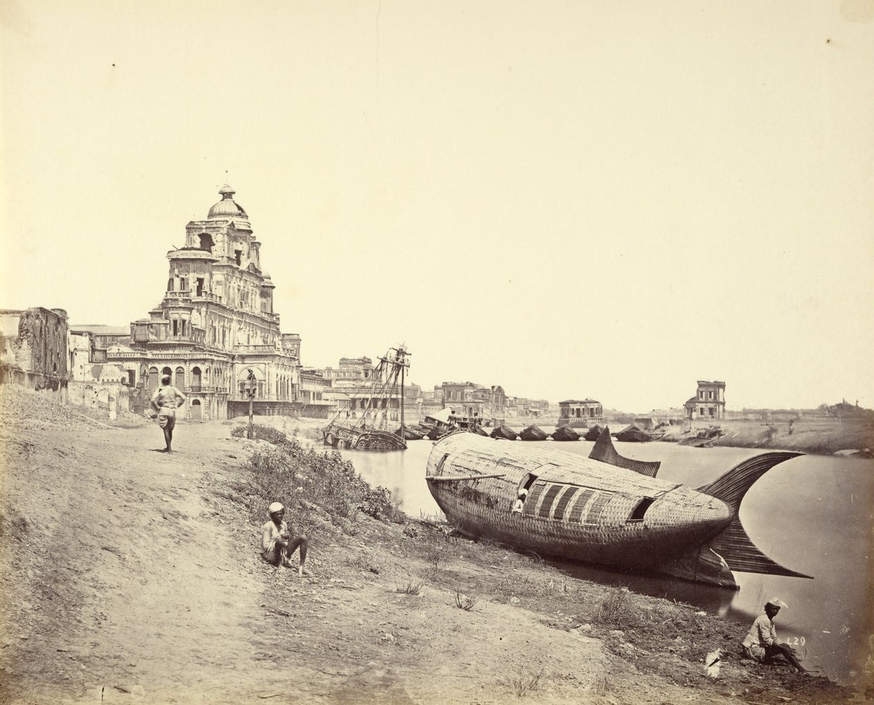 Palazzo Chutter Manzil, con la Barca del Re a Forma di Pesce sul Fiume Gomti da Felice Beato