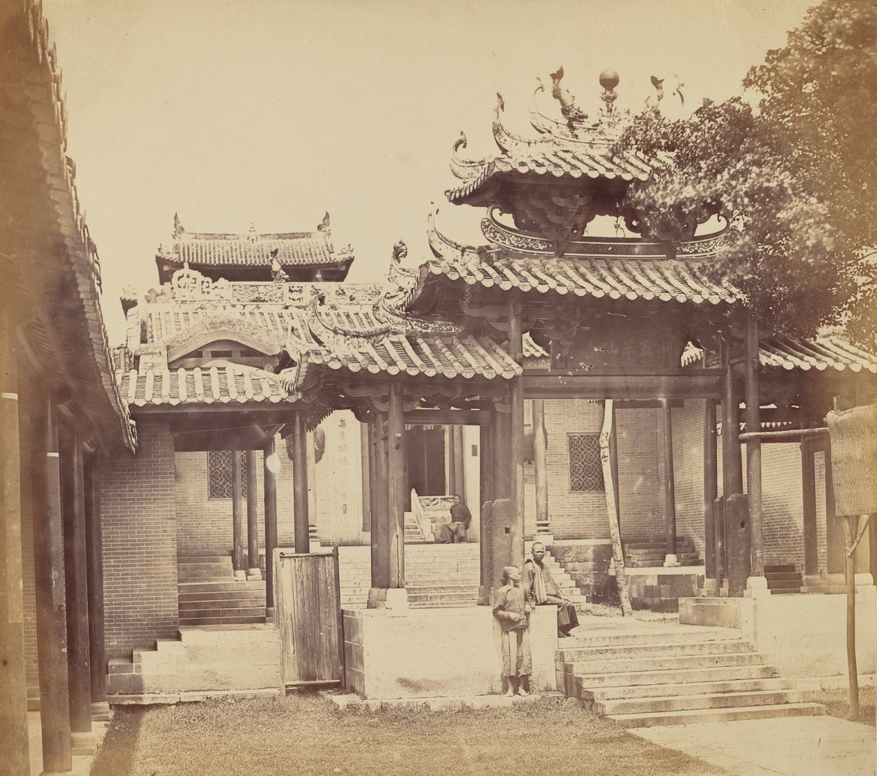 Ingresso al Tempio dei Cinque Genii, Canton, aprile 1860 da Felice Beato