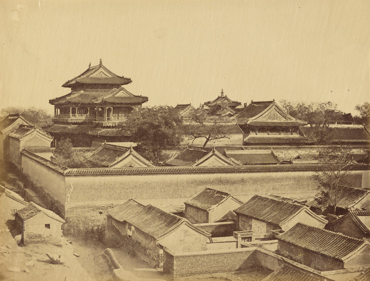 Prima veduta di Pechino ripresa dalla porta Antin, ottobre 1860 da Felice Beato