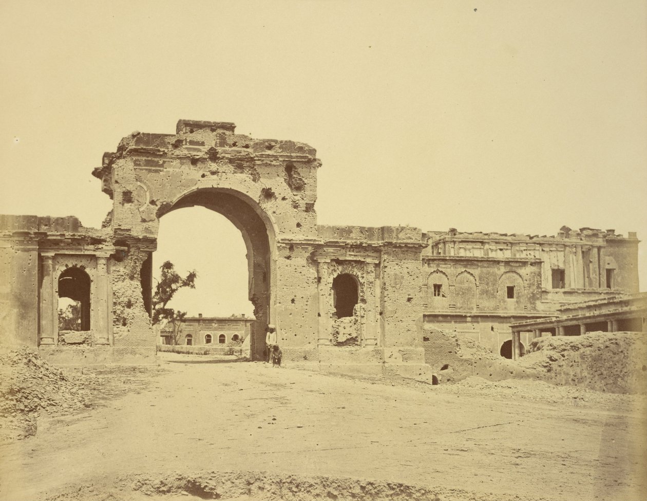 Porta di Accesso alla Residenza, Comunemente la Porta della Guardia Bailee, Tenuta dal Tenente Colonnello R.H.M. Aitken, del 13º Bengal Native da Felice Beato