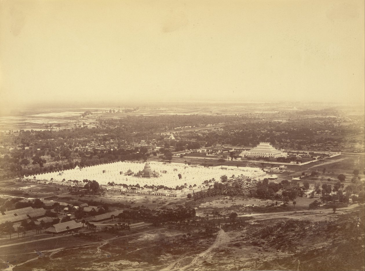 Vista generale di Mandalay da Mandalay Hill mostrando le 450 pagode e la pagoda incomparabile da Felice Beato