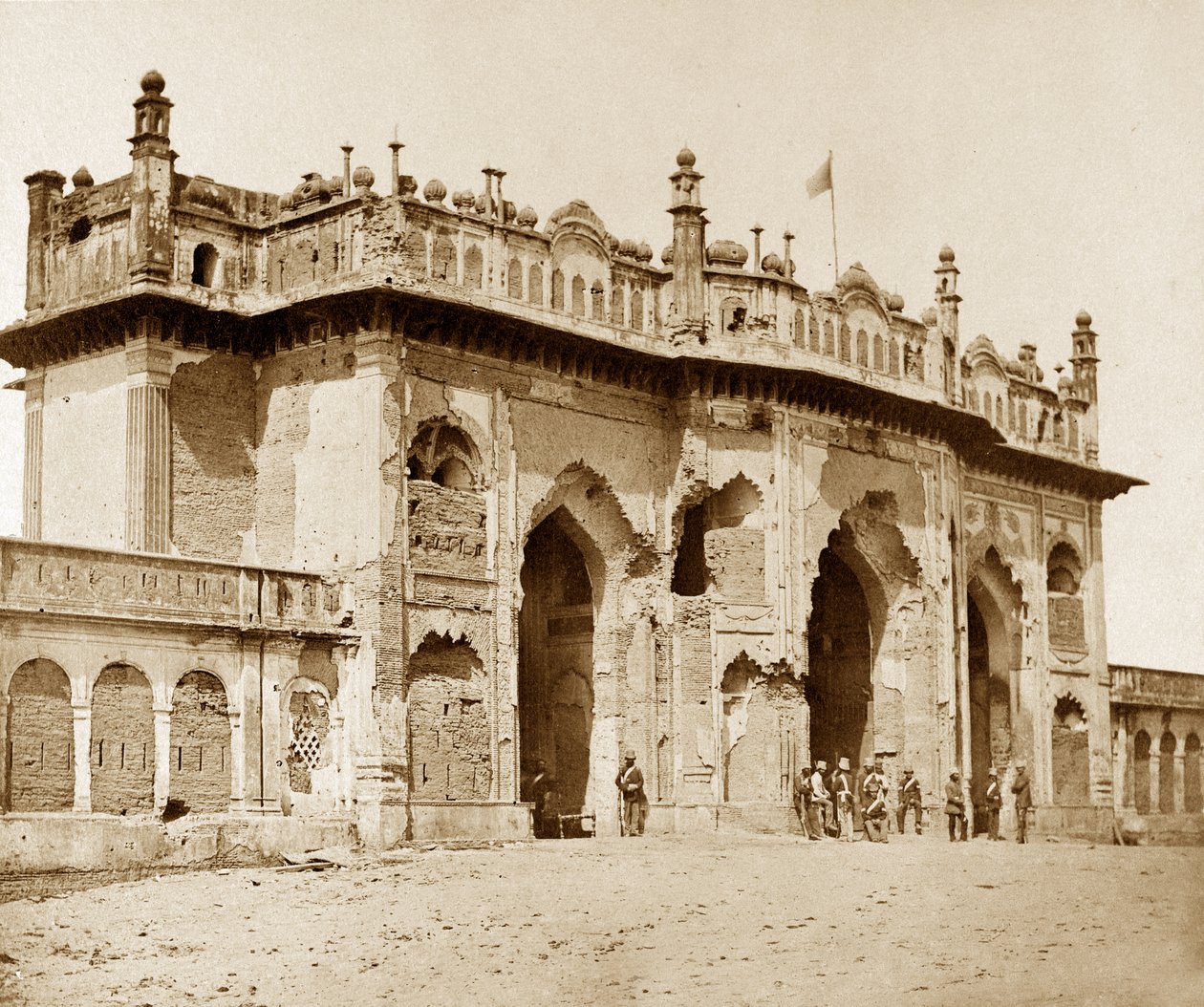 Ingresso fortemente danneggiato alla chiesa di Imaumbarah da Felice Beato