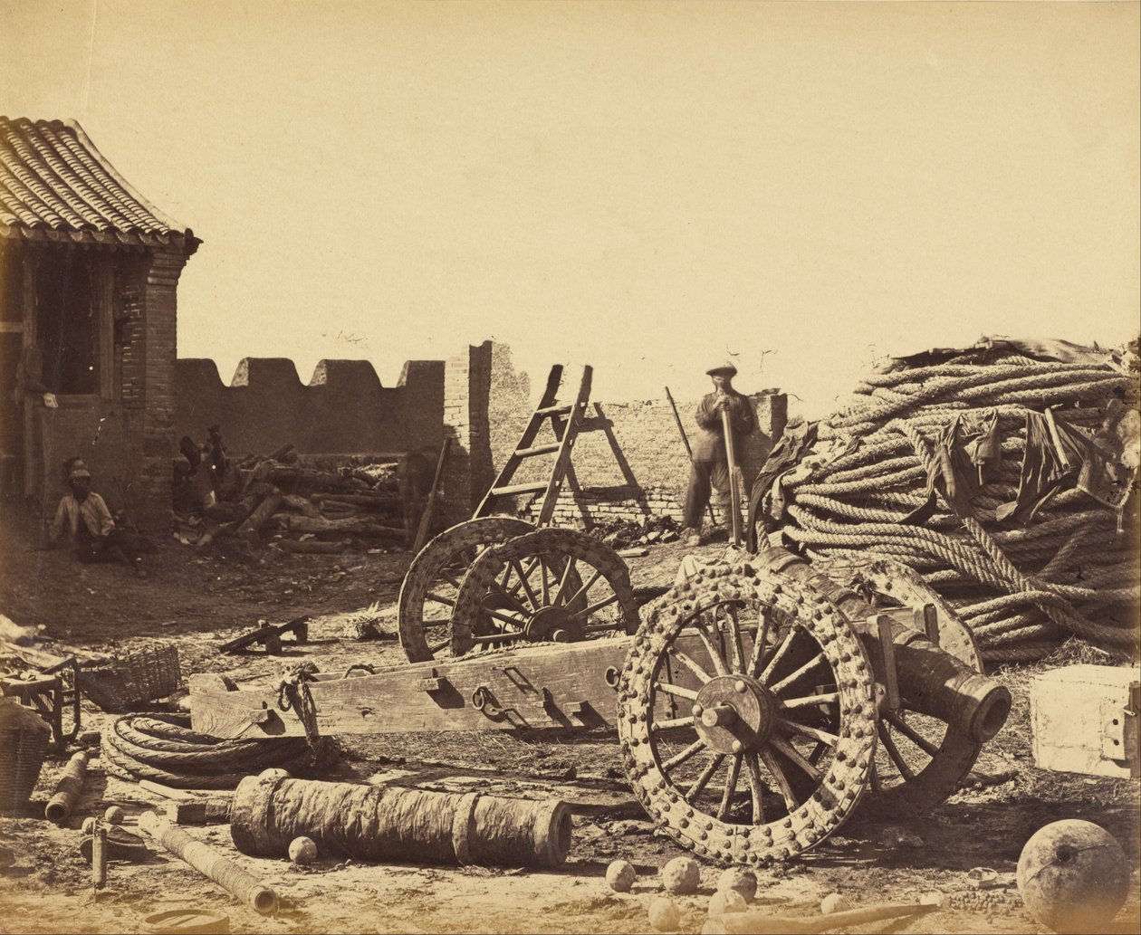Interno di Pehtang Mostrando il Magazzino e il Cannone di Legno, 1 Agosto 1860 da Felice Beato