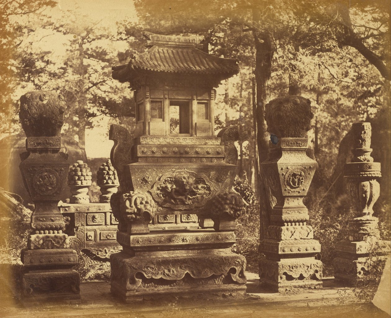 Interno della tomba al deposito vicino a Pechino, ottobre 1860 da Felice Beato