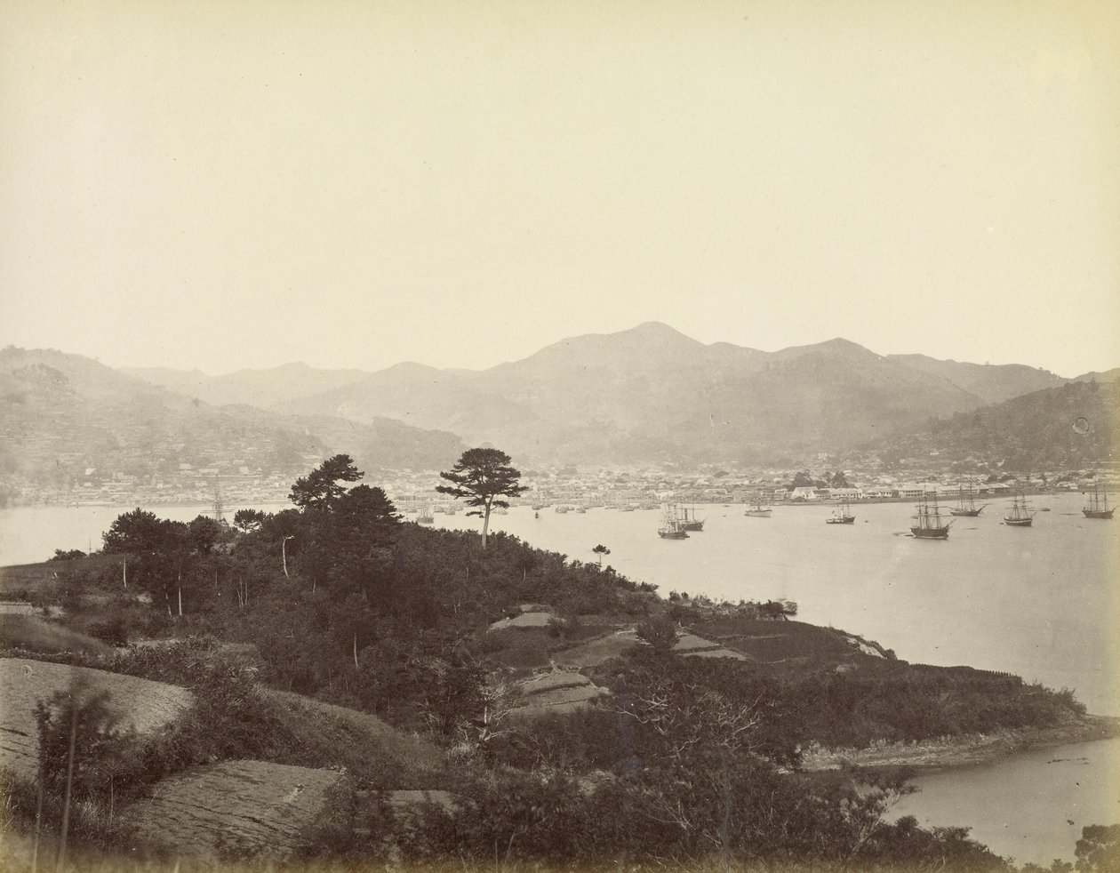 Nagasaki, una vista dalle colline di fronte da Felice Beato