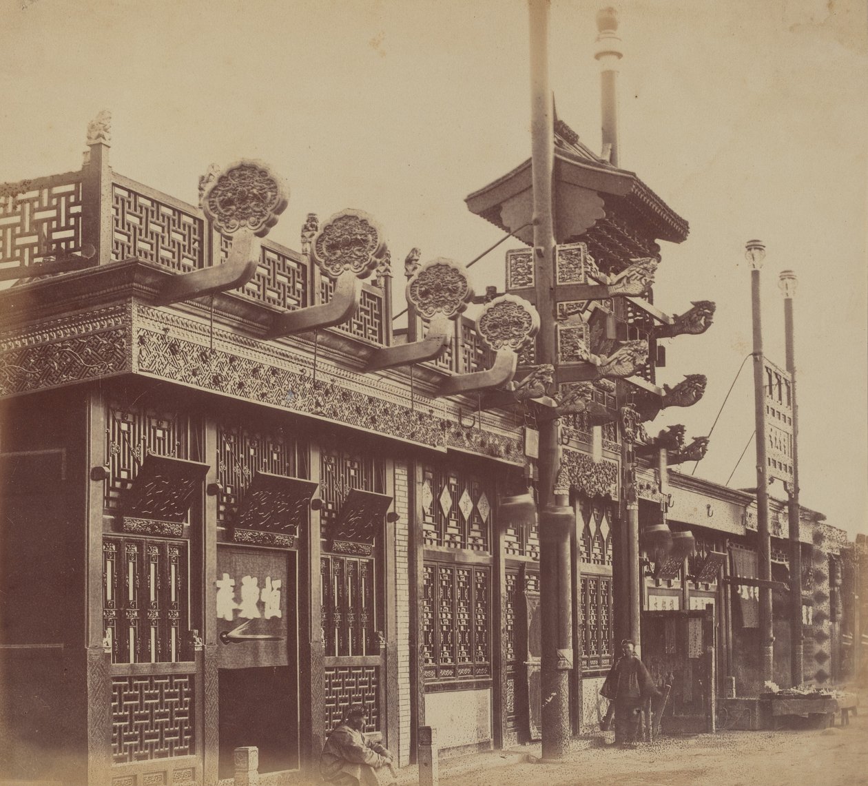 Negozi e strada, città cinese di Pechino, ottobre 1860 da Felice Beato