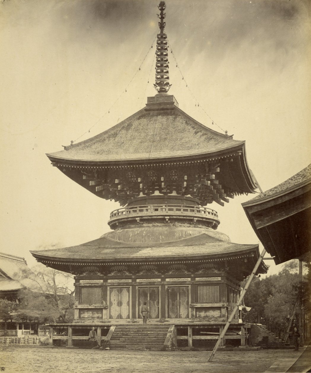 [Pagoda a un piano, Santuario di Hachiman, Kamakura] da Felice Beato
