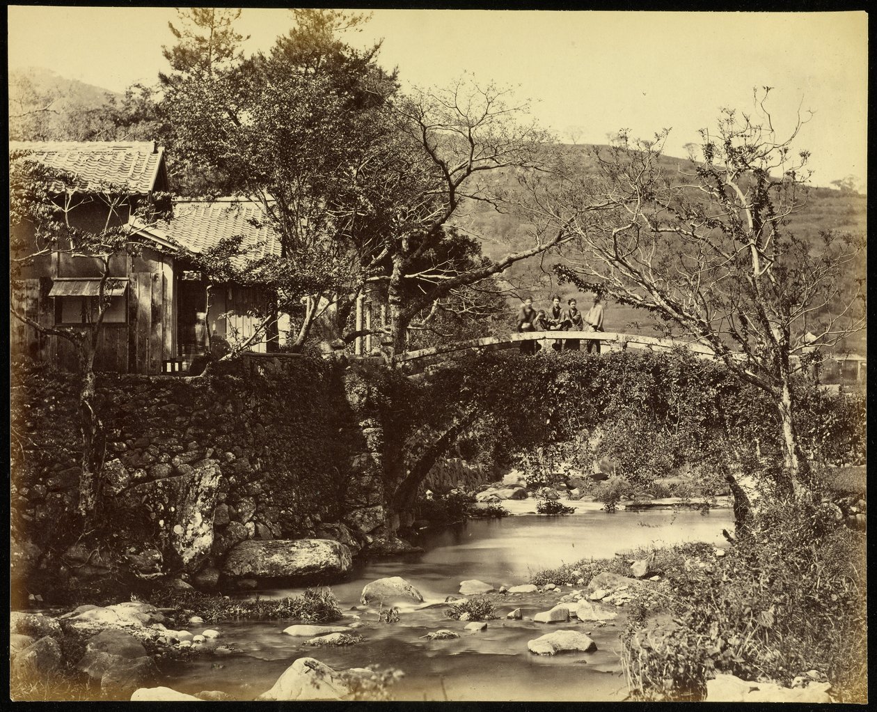 Casa del tè e ponte sulla strada di Tokaido da Felice Beato