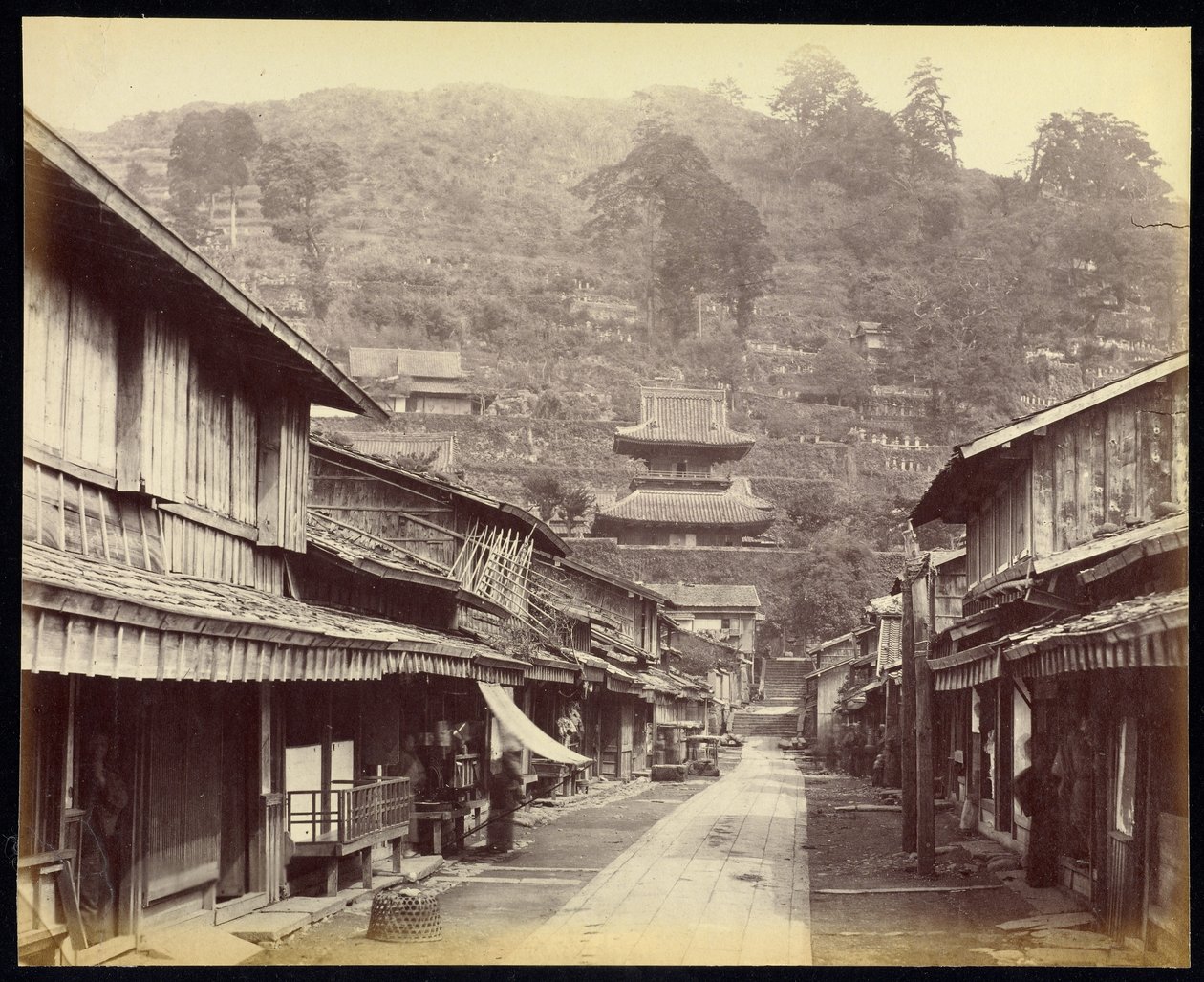 Temple Street, Native Town, Nagasaki da Felice Beato