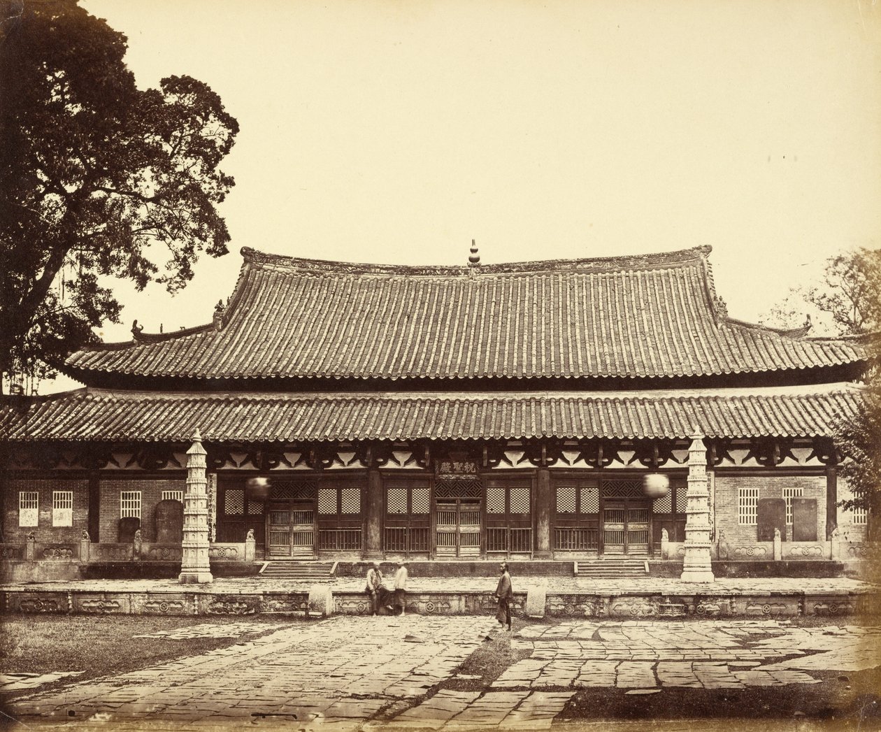 [Tempio nel quartiere dei Tartari, Canton, Cina]. da Felice Beato