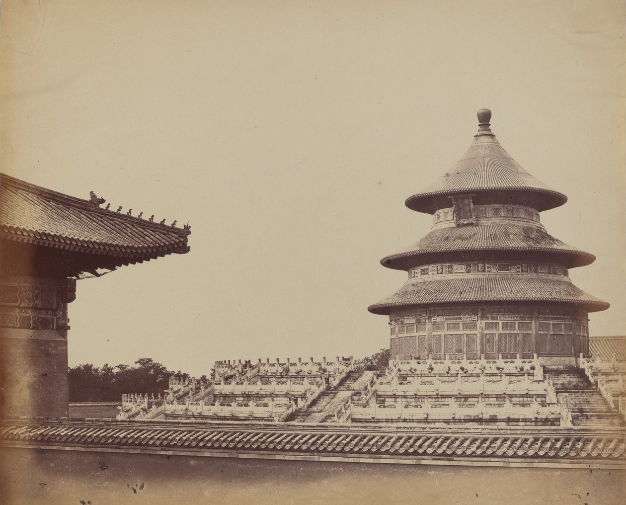 Tempio del Cielo dal luogo dove vengono bruciati i sacerdoti, nella città cinese... ottobre 1860 da Felice Beato