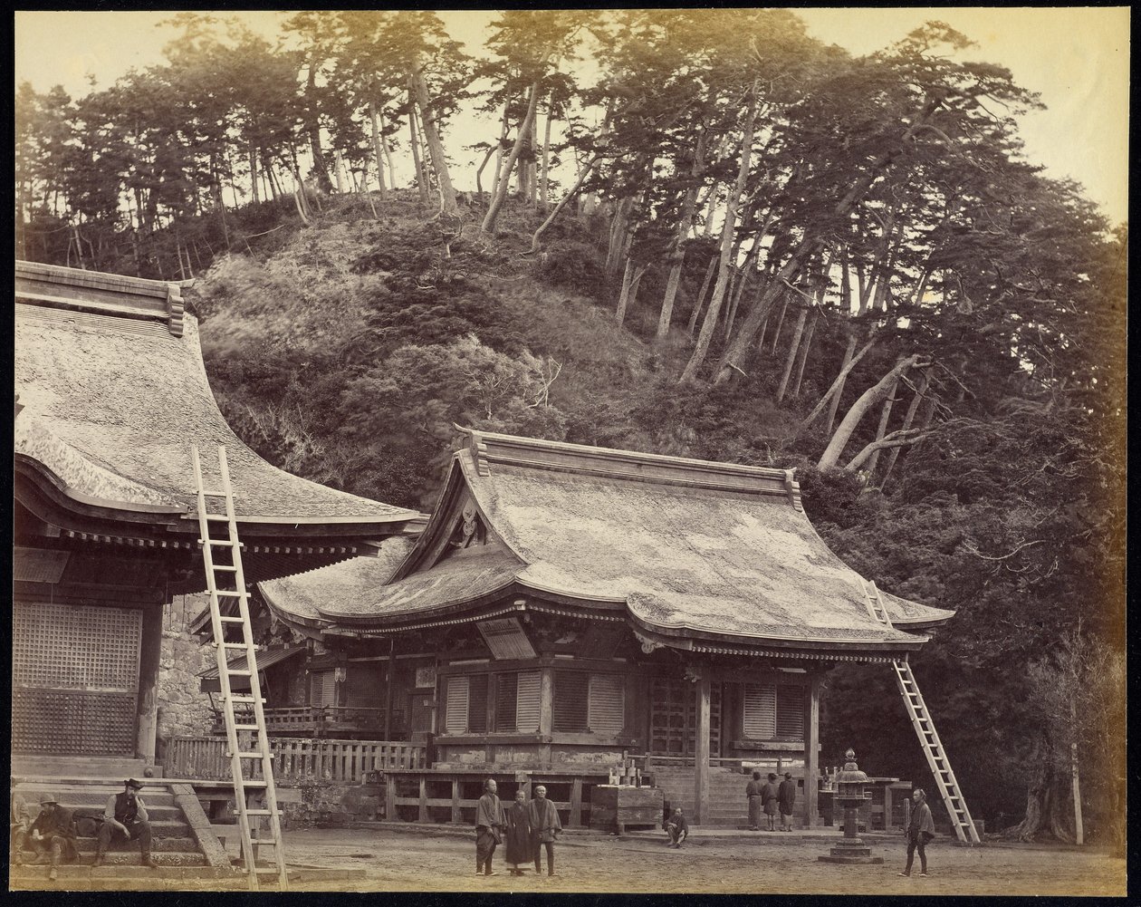 Il Tempio di Hatchiman, Kamakura da Felice Beato