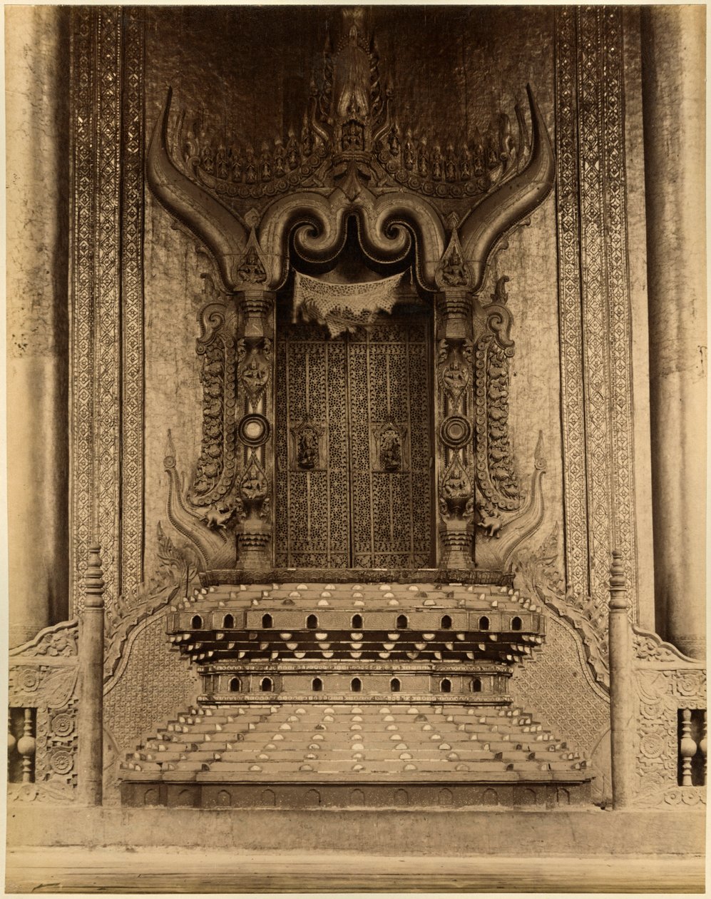 Il The-ha-thana o il trono dei Leoni nella Myei-nan o Sala delle Udienze Principale nel palazzo di Mandalay, Birmania, fine XIX secolo (stampa all