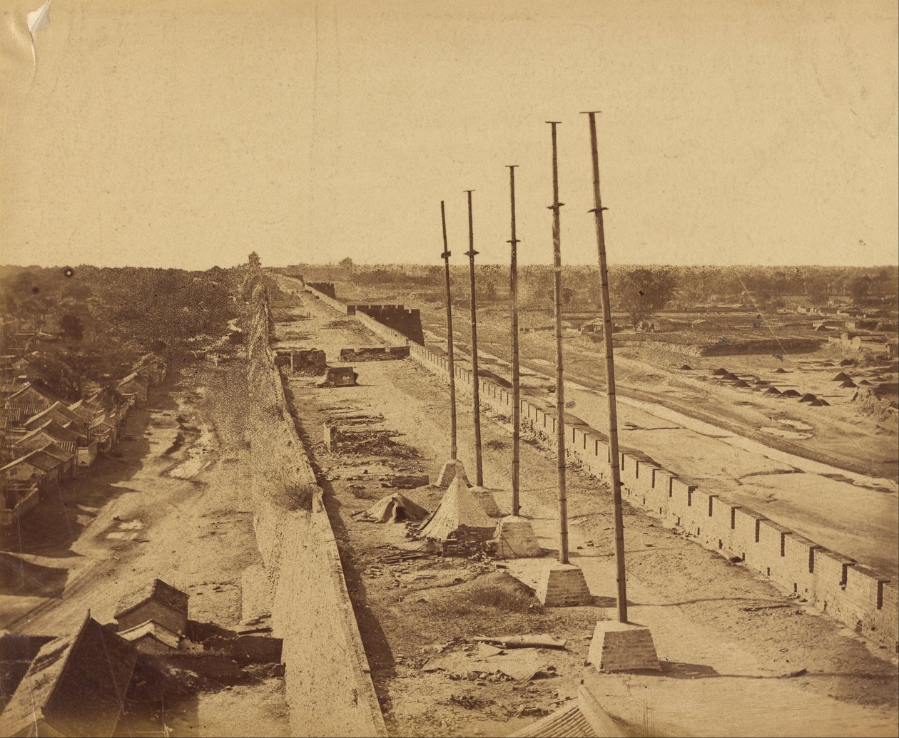 Cima del Muro dal Cancello di Antin presa in possesso dalle truppe britanniche e francesi, 21 ottobre 1860 da Felice Beato