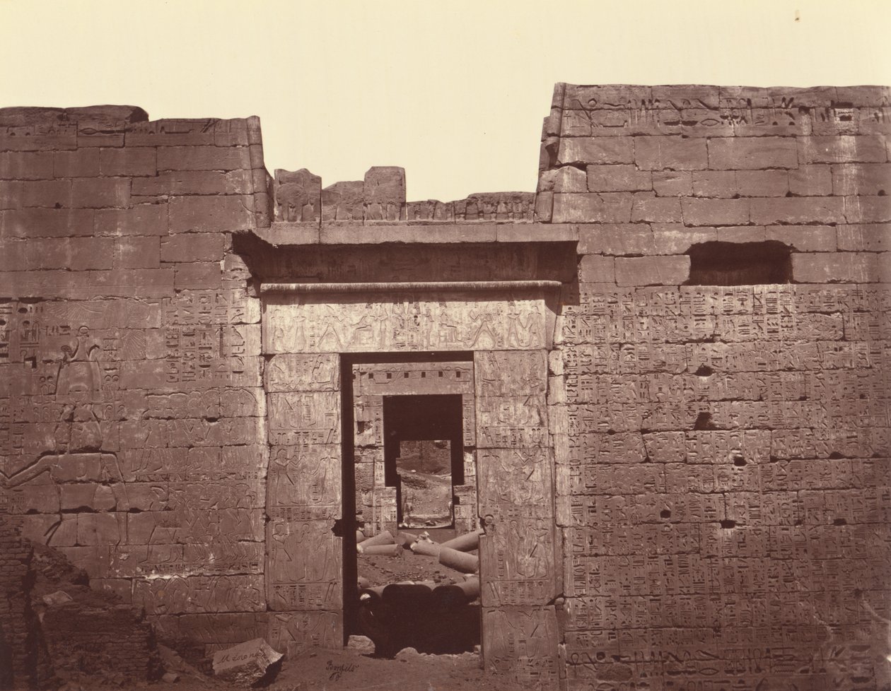 Seconda porta del Grande Tempio di Medinet Habu, Tebe da Félix Bonfils