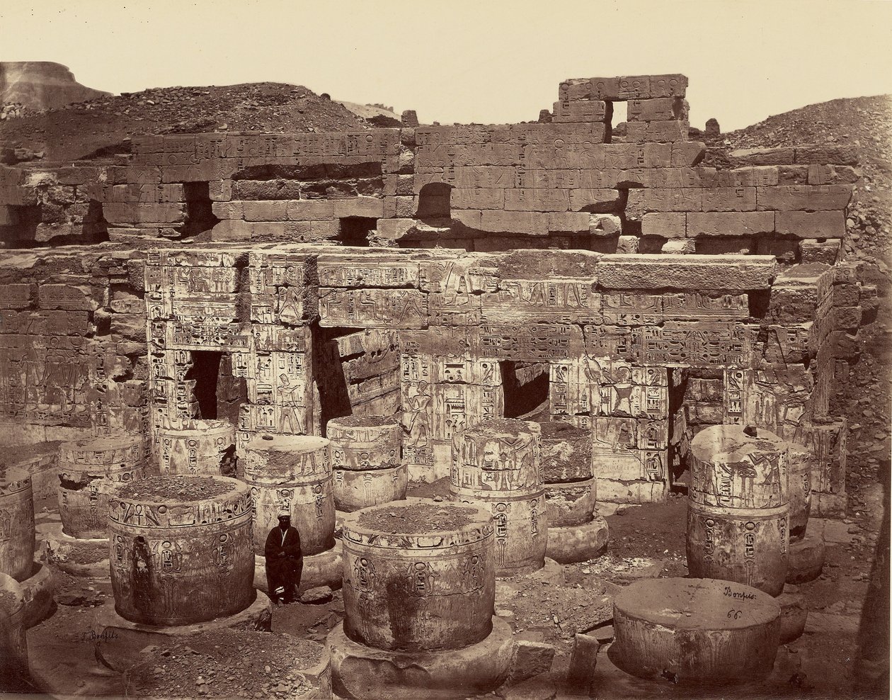 Terza corte del Grande Tempio di Medinet-Abou, detta anche “corte delle colonne”. Tebe da Félix Bonfils
