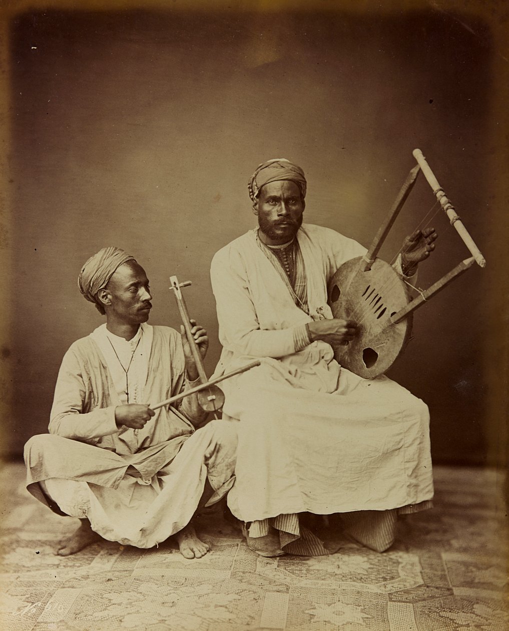 Album "Damas et Baalbek": Coppia di musicisti siriani fotografati mentre suonano uno strumento a corda da Félix Bonfils