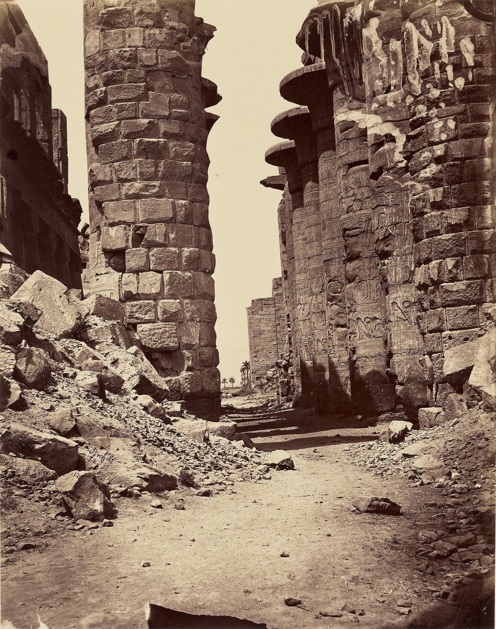 Viale centrale della sala ipostila, vista da est (Karnak) - Tebe da Félix Bonfils