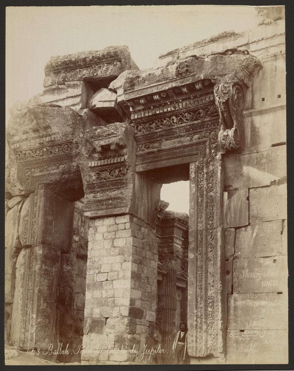 Baalbek, porta del tempio di Giove da Félix Bonfils