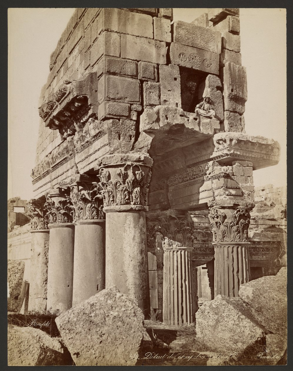 Dettaglio dei capitelli del pronao di Baalbek da Félix Bonfils