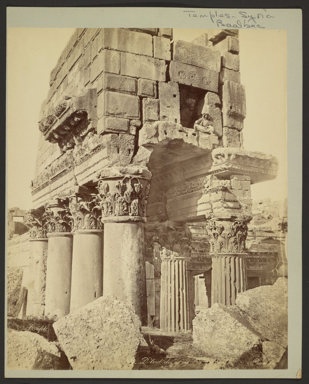 Dettaglio dei capitelli del pronao di Baalbek da Félix Bonfils