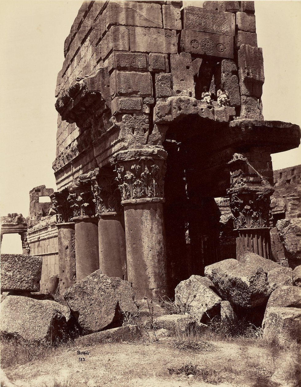 Dettagli dei capitelli delle colonne del Tempio di Giove - Baalbek da Félix Bonfils