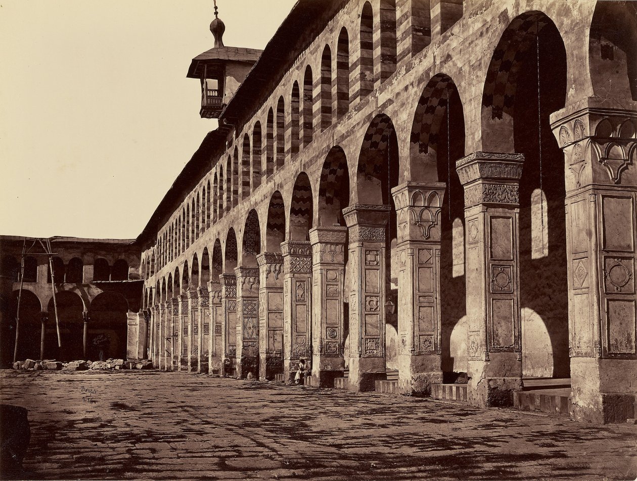 Enfilade della Grande Moschea, lato sud, nel cortile (Damasco) da Félix Bonfils