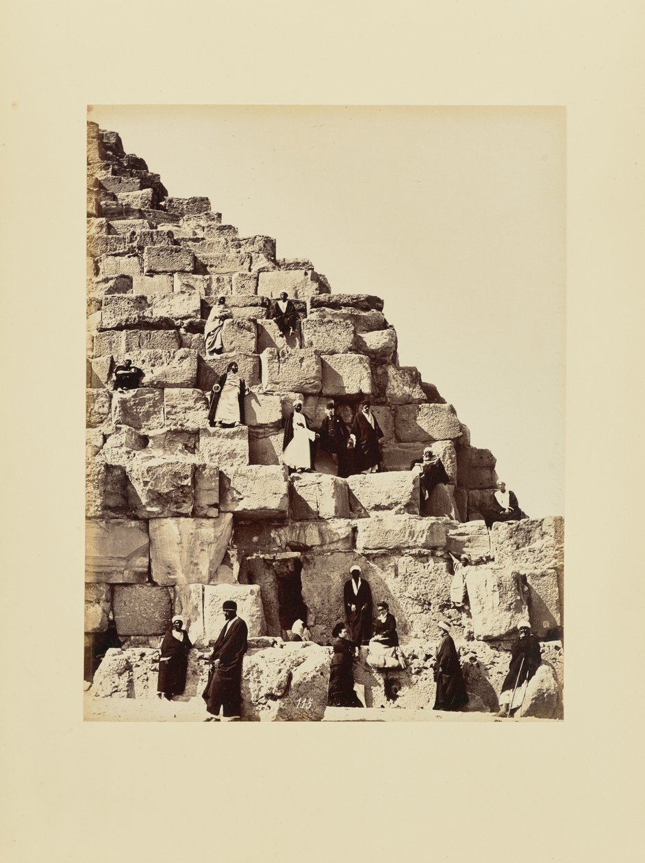 [Ritratto di gruppo sui blocchi di pietra di una piramide, Egitto] da Félix Bonfils