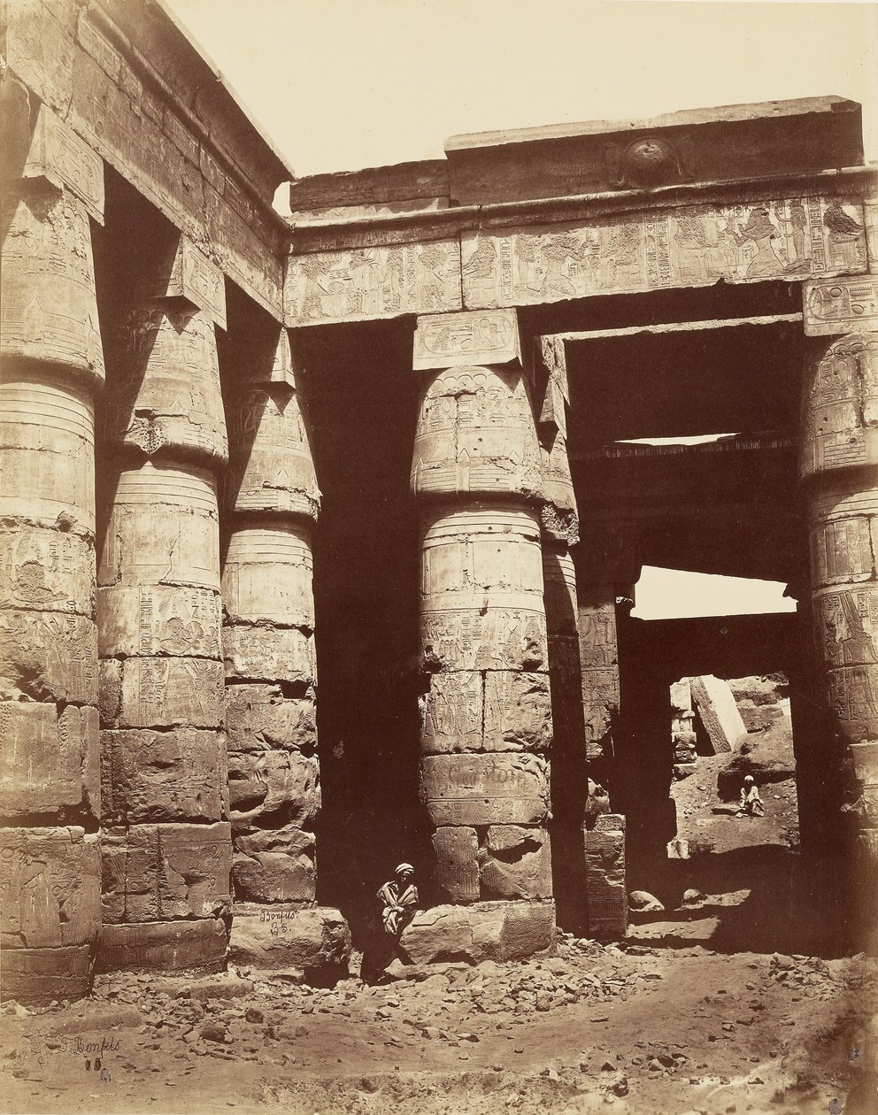 Interno del primo cortile del tempio di Ramses III a Karnak [Tebe] da Félix Bonfils