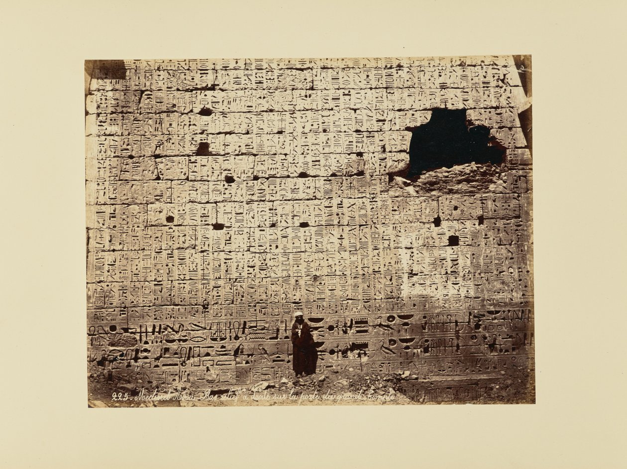 Medinet-Abou - Bassorilievo a [sic] destra sulla porta del grande Tempio da Félix Bonfils
