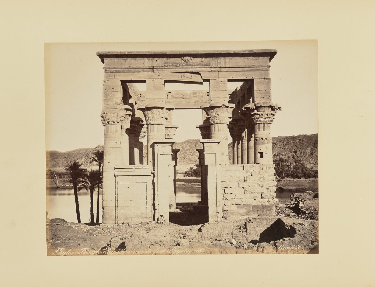 File. Tempio ipetro, vista frontale, Egitto da Félix Bonfils